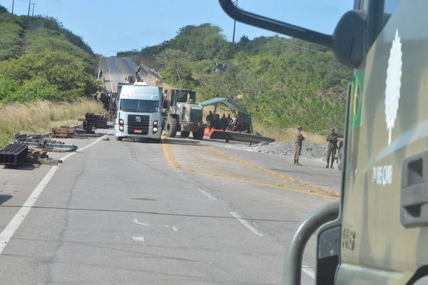 Int ブラジル軍は クレーターがナタールで開いた高速道路に橋を設置します 2022年9月20日ブラジル リオグランデ ノルテ州 ブラジル陸軍第7戦闘工兵大隊の男性は一時的な橋の設置に取り組んでいます — ストック写真
