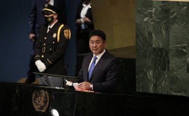 Moğolistan Cumhurbaşkanı Khurelsukh Ukhnaa New York 'taki UNGA 77' de konuşma yapıyor. 21 Eylül 2022, New York, ABD: Moğolistan Başkanı Khurelsukh Ukhnaa, New York 'taki 77. Birleşmiş Milletler Genel Kurulu' nda konuşma yaptı
