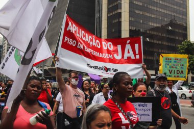 Sao Paulo 'da profesyonel hemşireler protesto yapıyor. 21 Eylül 2022. Sao Paulo, Brezilya: Grev yapan hemşire profesyonelleri, Sao Paulo 'daki Paulista Bulvarı' nda, kategorinin ücret zemininin askıya alınmasına karşı bir gösteri düzenlediler