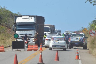(Natal 'da bir kraterin açıldığı BR-101 Norte' de araç trafiği serbest bırakıldı. 22 Eylül 2022, Natal, Rio Grande do Norte, Brezilya: BR-101 Norte boyunca metalik bir köprü kuruldu