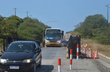 (Natal 'da bir kraterin açıldığı BR-101 Norte' de araç trafiği serbest bırakıldı. 22 Eylül 2022, Natal, Rio Grande do Norte, Brezilya: BR-101 Norte boyunca metalik bir köprü kuruldu