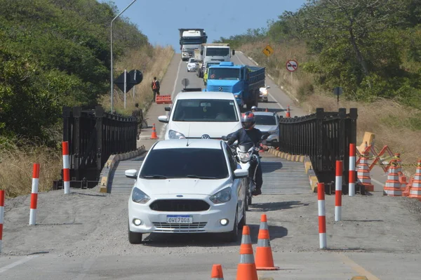 Int クレーターがNatalに開いたBr 101 Norteのストレッチで車両のトラフィックがリリースされます 2022年9月22日ブラジル リオグランデ ノルテ州 ナタール 101ノルテのストレッチに金属製の橋が設置されています — ストック写真