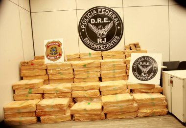 Via Dutra / Rio de Janeiro 'da önemli miktarda marihuana taşıyan federal polis tutuklaması. 23 Eylül 2022. Brezilya, Rio de Janeiro, RJ: Cuma günü erken saatlerde, 09 / 23 'te, Federal Polis 50 yaşındaki bir adamı tutukladı 