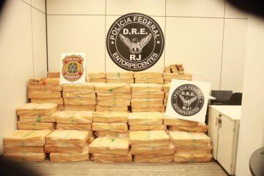 Via Dutra / Rio de Janeiro 'da önemli miktarda marihuana taşıyan federal polis tutuklaması. 23 Eylül 2022. Brezilya, Rio de Janeiro, RJ: Cuma günü erken saatlerde, 09 / 23 'te, Federal Polis 50 yaşındaki bir adamı tutukladı 