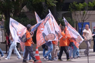 Brezilya Seçimleri: Sao Paulo 'daki farklı partilerden militanlar ve ideolojik akımlar. 25 Eylül 2022, Sao Paulo, Brezilya: Çeşitli partilerden militanlar ve ideolojik akımlar broşür ve kampanya