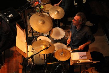 Rüzgâr merkezli Orkestra Orkestrası Curitiba 'da Flora Purim ve Airto Moreira adlı şarkıcıları onurlandırdı. 25 Eylül 2022, Curitiba, Brezilya: Capela Santa Maria 'da Flora Purim ve Airto Moreira' nın anısına düzenlenen törende Rüzgâr tabanlı Orkestra üyeleri