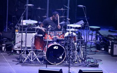 MANNYWELLZ, Central Park Lawn 'daki Summer Stage' de canlı performans sergiliyor. 26 Eylül 2022, New York, ABD: MANNYWELLZ birçok taraftarın da katılımıyla Central Park Lawn 'daki Summer Stage' de canlı performans sergiliyor.