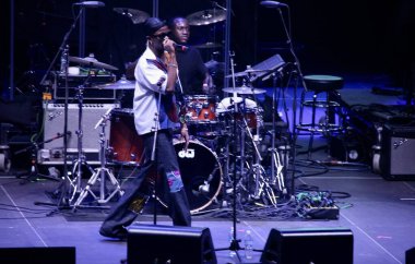 MANNYWELLZ, Central Park Lawn 'daki Summer Stage' de canlı performans sergiliyor. 26 Eylül 2022, New York, ABD: MANNYWELLZ birçok taraftarın da katılımıyla Central Park Lawn 'daki Summer Stage' de canlı performans sergiliyor.