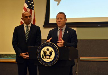 Kripto para birimi tartışması ve Kongre 'nin dijital ekonomiye daha fazla kesinlik getirmek için attığı adımlar. 27 Eylül 2022. Mahwah, New Jersey, ABD: ABD Kongre Üyesi Josh Gottheimer (D) ve CFTC Başkanı Rostin Behnam 