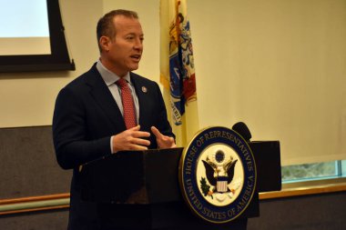 Kripto para birimi tartışması ve Kongre 'nin dijital ekonomiye daha fazla kesinlik getirmek için attığı adımlar. 27 Eylül 2022. Mahwah, New Jersey, ABD: ABD Kongre Üyesi Josh Gottheimer (D) ve CFTC Başkanı Rostin Behnam 