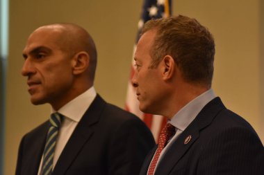 Kripto para birimi tartışması ve Kongre 'nin dijital ekonomiye daha fazla kesinlik getirmek için attığı adımlar. 27 Eylül 2022. Mahwah, New Jersey, ABD: ABD Kongre Üyesi Josh Gottheimer (D) ve CFTC Başkanı Rostin Behnam 