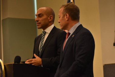 Kripto para birimi tartışması ve Kongre 'nin dijital ekonomiye daha fazla kesinlik getirmek için attığı adımlar. 27 Eylül 2022. Mahwah, New Jersey, ABD: ABD Kongre Üyesi Josh Gottheimer (D) ve CFTC Başkanı Rostin Behnam 