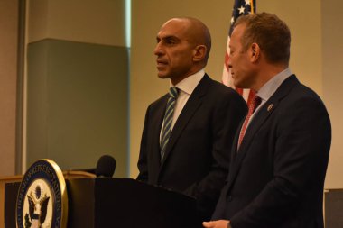 Kripto para birimi tartışması ve Kongre 'nin dijital ekonomiye daha fazla kesinlik getirmek için attığı adımlar. 27 Eylül 2022. Mahwah, New Jersey, ABD: ABD Kongre Üyesi Josh Gottheimer (D) ve CFTC Başkanı Rostin Behnam 