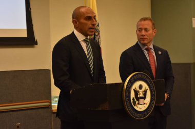 Kripto para birimi tartışması ve Kongre 'nin dijital ekonomiye daha fazla kesinlik getirmek için attığı adımlar. 27 Eylül 2022. Mahwah, New Jersey, ABD: ABD Kongre Üyesi Josh Gottheimer (D) ve CFTC Başkanı Rostin Behnam 