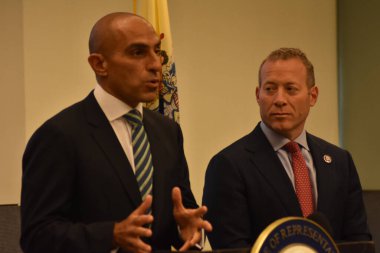 Kripto para birimi tartışması ve Kongre 'nin dijital ekonomiye daha fazla kesinlik getirmek için attığı adımlar. 27 Eylül 2022. Mahwah, New Jersey, ABD: ABD Kongre Üyesi Josh Gottheimer (D) ve CFTC Başkanı Rostin Behnam 