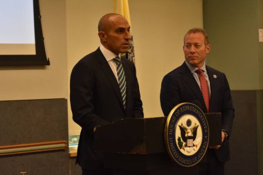 Kripto para birimi tartışması ve Kongre 'nin dijital ekonomiye daha fazla kesinlik getirmek için attığı adımlar. 27 Eylül 2022. Mahwah, New Jersey, ABD: ABD Kongre Üyesi Josh Gottheimer (D) ve CFTC Başkanı Rostin Behnam 