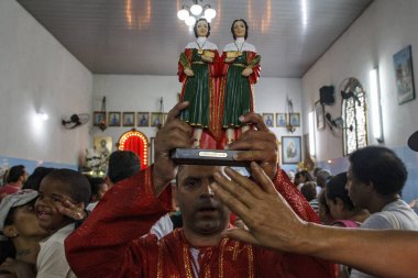 Rio de Janeiro 'da Saints Sao Cosme ve Damiao gününde ayin ve şeker dağıtımı. 27 Eylül 2022, Rio de Janeiro, Brezilya: Sao Cosme ve Damiao kiliselerinde ayinden sonra çocuklara geleneksel şekerlerin dağıtımı 