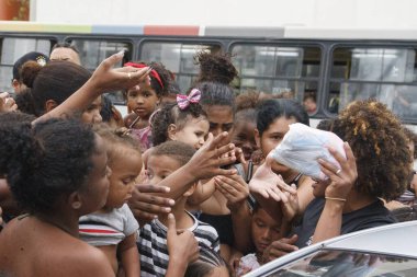 Rio de Janeiro 'da Saints Sao Cosme ve Damiao gününde ayin ve şeker dağıtımı. 27 Eylül 2022, Rio de Janeiro, Brezilya: Sao Cosme ve Damiao kiliselerinde ayinden sonra çocuklara geleneksel şekerlerin dağıtımı 