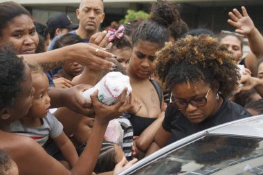 Rio de Janeiro 'da Saints Sao Cosme ve Damiao gününde ayin ve şeker dağıtımı. 27 Eylül 2022, Rio de Janeiro, Brezilya: Sao Cosme ve Damiao kiliselerinde ayinden sonra çocuklara geleneksel şekerlerin dağıtımı 