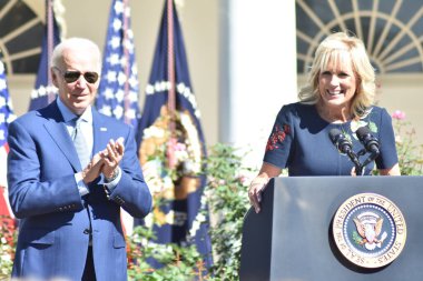 (ABD Başkanı ve First Lady Joe ve Jill Biden, Beyaz Saray 'da Engelliler Yasası ve Onur Ayı' nı kutlamak için demeç verdiler. 28 Eylül 2022, Washington, D.C., ABD