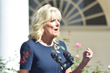 (ABD Başkanı ve First Lady Joe ve Jill Biden, Beyaz Saray 'da Engelliler Yasası ve Onur Ayı' nı kutlamak için demeç verdiler. 28 Eylül 2022, Washington, D.C., ABD