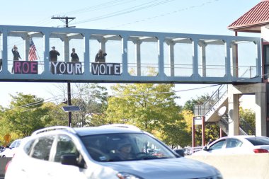 Bireyler eski başkan Donald Trump 'a karşı düzenlenen bir protestoya katıldılar. 29 Eylül 2022, New Jersey, ABD: 29 Eylül 2022. Protestocular, Paramus, New Jersey 'deki Bergen Town Center alışveriş merkezi yakınlarındaki üst geçitte toplanıyorlar. 