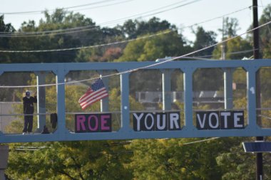 Bireyler eski başkan Donald Trump 'a karşı düzenlenen bir protestoya katıldılar. 29 Eylül 2022, New Jersey, ABD: 29 Eylül 2022. Protestocular, Paramus, New Jersey 'deki Bergen Town Center alışveriş merkezi yakınlarındaki üst geçitte toplanıyorlar. 