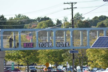 Bireyler eski başkan Donald Trump 'a karşı düzenlenen bir protestoya katıldılar. 29 Eylül 2022, New Jersey, ABD: 29 Eylül 2022. Protestocular, Paramus, New Jersey 'deki Bergen Town Center alışveriş merkezi yakınlarındaki üst geçitte toplanıyorlar. 