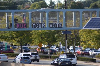 Bireyler eski başkan Donald Trump 'a karşı düzenlenen bir protestoya katıldılar. 29 Eylül 2022, New Jersey, ABD: 29 Eylül 2022. Protestocular, Paramus, New Jersey 'deki Bergen Town Center alışveriş merkezi yakınlarındaki üst geçitte toplanıyorlar. 