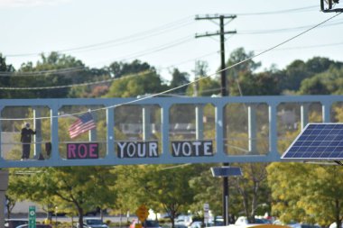Bireyler eski başkan Donald Trump 'a karşı düzenlenen bir protestoya katıldılar. 29 Eylül 2022, New Jersey, ABD: 29 Eylül 2022. Protestocular, Paramus, New Jersey 'deki Bergen Town Center alışveriş merkezi yakınlarındaki üst geçitte toplanıyorlar. 