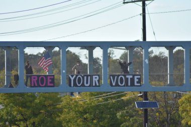 Bireyler eski başkan Donald Trump 'a karşı düzenlenen bir protestoya katıldılar. 29 Eylül 2022, New Jersey, ABD: 29 Eylül 2022. Protestocular, Paramus, New Jersey 'deki Bergen Town Center alışveriş merkezi yakınlarındaki üst geçitte toplanıyorlar. 