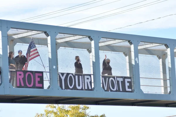 Bireyler eski başkan Donald Trump 'a karşı düzenlenen bir protestoya katıldılar. 29 Eylül 2022, New Jersey, ABD: 29 Eylül 2022. Protestocular, Paramus, New Jersey 'deki Bergen Town Center alışveriş merkezi yakınlarındaki üst geçitte toplanıyorlar. 