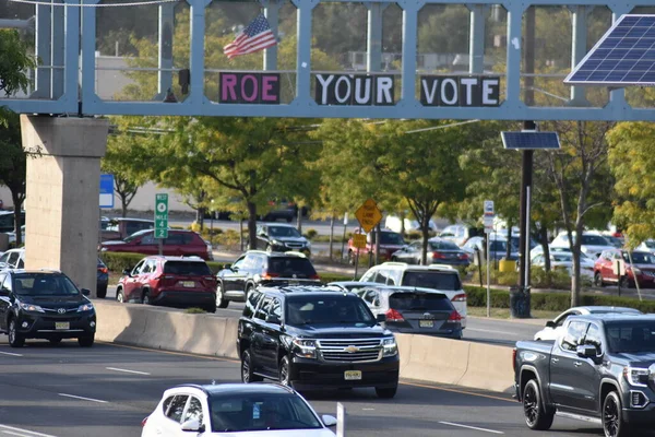 Bireyler eski başkan Donald Trump 'a karşı düzenlenen bir protestoya katıldılar. 29 Eylül 2022, New Jersey, ABD: 29 Eylül 2022. Protestocular, Paramus, New Jersey 'deki Bergen Town Center alışveriş merkezi yakınlarındaki üst geçitte toplanıyorlar. 