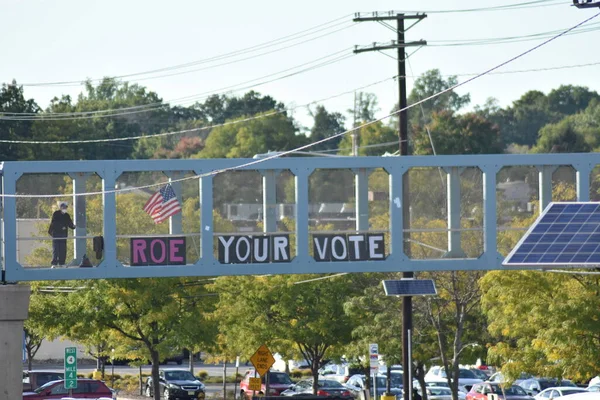 Bireyler eski başkan Donald Trump 'a karşı düzenlenen bir protestoya katıldılar. 29 Eylül 2022, New Jersey, ABD: 29 Eylül 2022. Protestocular, Paramus, New Jersey 'deki Bergen Town Center alışveriş merkezi yakınlarındaki üst geçitte toplanıyorlar. 