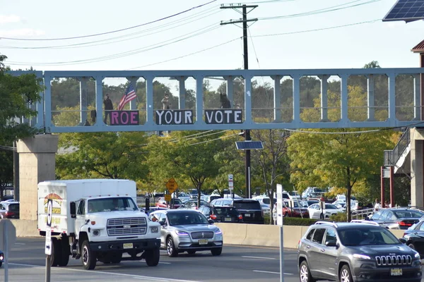 Bireyler eski başkan Donald Trump 'a karşı düzenlenen bir protestoya katıldılar. 29 Eylül 2022, New Jersey, ABD: 29 Eylül 2022. Protestocular, Paramus, New Jersey 'deki Bergen Town Center alışveriş merkezi yakınlarındaki üst geçitte toplanıyorlar. 