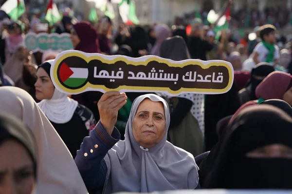 哈马斯组织了阿克萨 危在旦夕 2022年10月1日 巴勒斯坦 哈马斯成员以阿克萨清真寺的名义组织了一场大型的公共节庆 数千巴勒斯坦人参与了拒绝和谴责他们的活动 — 图库照片