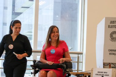 Brezilya Seçimleri: Cumhurbaşkanı adayı Simone Tebet, Sao Paulo 'da başkan yardımcısı Mara Gabrilli' nin oyunu izledi. 2 Ekim 2022, Sao Paulo, Brezilya: MDB Brezilya Başkanlığı adayı Simone Tebet