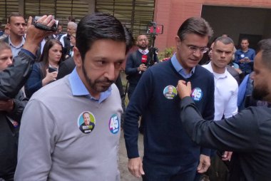 Brezilya Seçimleri: Vali Rodrigo Garcia Sao Paulo 'daki okul için oy verdi. 2 Ekim 2022, Sao Paulo, Brezilya: Sao Paulo Valisi ve yeniden seçilme adayı Rodrigo Garcia (PSDB), E.E Prof. Ceciliano Jose Ennes 'e oy verdi.