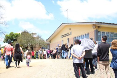 Brezilya Seçimleri: Curitiba kentinde oy kullanmak için seçmen hareketi. 2 Ekim 2022, Rio de Janeiro, Brezilya: 2 Ekim Pazar günü, Brezilya 'da genel seçim günü Curitiba' da oy kullanma hareketi.