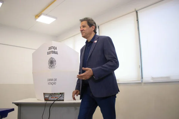 ブラジル選挙 フェルナンドはカタマラ派に投票した 2022年10月2日 ブラジルのサンパウロ サンパウロ州政府の労働党候補者フェナンド ハダッドは 日曜日にサンパウロのカタマラ学校で投票しました — ストック写真