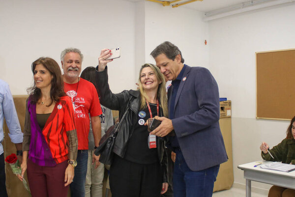 Выборы в Бразилии: Фернандо Хаддад проголосовал за школу Катамара. 2 октября 2022 года, Сан-Паулу, Бразилия: кандидат от Рабочей партии при правительстве Сан-Паулу, Фенандо Хаддад, проголосовал в школе Катамара, в Сан-Паулу в воскресенье 