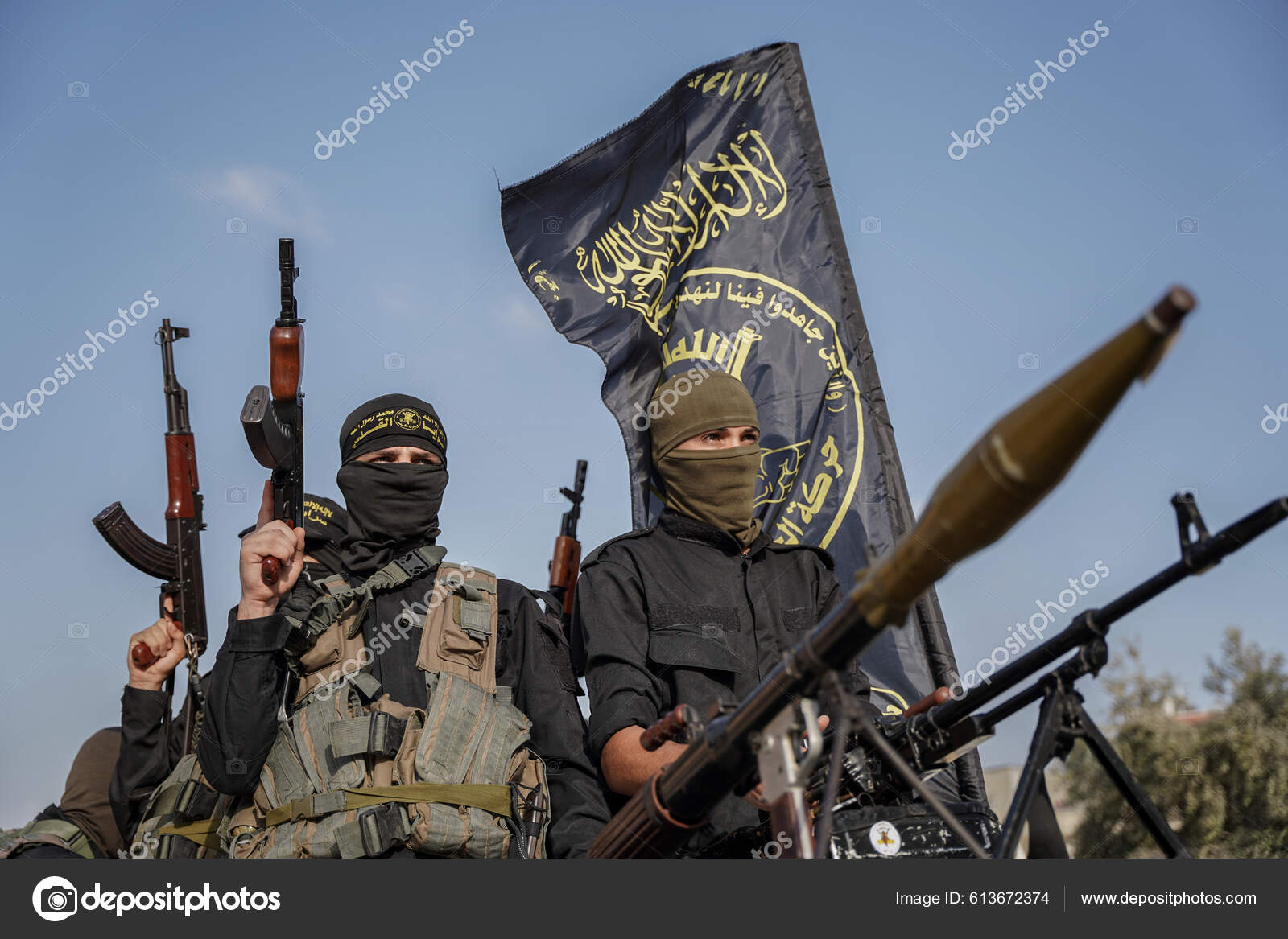 在Al Nuseirat难民营成立35周年之际伊斯兰圣战组织在该难民营街道上组织了军事游行2022年10月4日巴勒斯坦伊斯兰圣战组织 及其军事分支圣城旅——