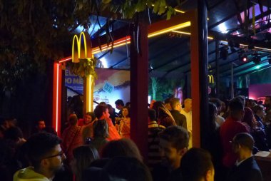 McDonald 's Brazil Katar Dünya Kupası' ndan özel sandviçler sunar. 4 Ekim 2022, Sao Paulo, Brezilya: Komedyen Dani Calabresa, gazeteci ve sunucu Thiago Oliveira ve birçok dijital infl gibi ünlülerin varlığı ile