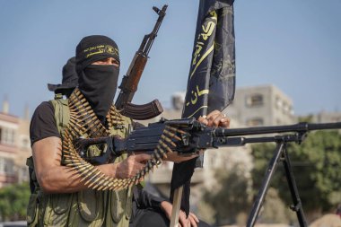 İslami Cihad, fırlatılışının 35. yıldönümü münasebetiyle El Nuseirat kampının sokaklarında askeri yürüyüş düzenler. 4 Ekim 2022, Gazze, Filistin: İslami Cihat ve onun askeri kolu, El-Kaide Tugayları