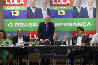 Eski Cumhurbaşkanı Lula, Brezilya 'daki ikinci tur seçimleri desteklemek üzere siyasi liderlerle bir araya geldi. 5 Ekim 2022, Sao Paulo, Brezilya: Eski Cumhurbaşkanı Luiz Inacio Lula da Silva, Brezilya İşçi Partisi Başkanlığı adayı