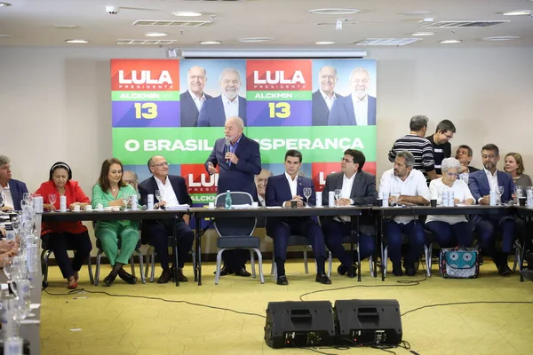 Eski Cumhurbaşkanı Lula, Brezilya 'daki ikinci tur seçimleri desteklemek üzere siyasi liderlerle bir araya geldi. 5 Ekim 2022, Sao Paulo, Brezilya: Eski Cumhurbaşkanı Luiz Inacio Lula da Silva, Brezilya İşçi Partisi Başkanlığı adayı