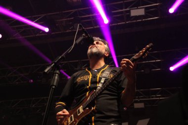 Curitiba 'da Rock Stüdyosu 2022' deki Fünye Konseri sırasında. 7 Ekim 2022, Curitiba, Parana, Brezilya: Live Curitiba 'da düzenlenen Itinerante Rock Session 2022 Festivali' nde vokalist Tico Santa Cruz tarafından gösterilen konser