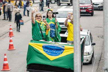 (INT) Bolsonaro hükümetini destekleyenler, Büyük Sao Paulo 'daki Guarulhos İşçi Partisi üyeleriyle karşı karşıya geliyor. 7 Ekim 2022, Guarulhos, Sao Paulo, Guarulhos aktivisti Lucinha Ramiro, Başkan Jair Messias Bolsonaro 'nun destekçisi.