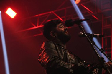 Rock Session 2022 'de Curitiba' da Brezilyalı grup Fresno 'nun gösterisi. 8 Ekim 2022, Curitiba, Parana, Brezilya: Lucas Silveira tarafından seslendirilen Brezilyalı grup Fresno 'nun gösterisi, Festival Itinerante Rock Session 2022' de bir sunum sırasında