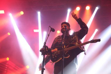 Rock Session 2022 'de Curitiba' da Brezilyalı grup Fresno 'nun gösterisi. 8 Ekim 2022, Curitiba, Parana, Brezilya: Lucas Silveira tarafından seslendirilen Brezilyalı grup Fresno 'nun gösterisi, Festival Itinerante Rock Session 2022' de bir sunum sırasında